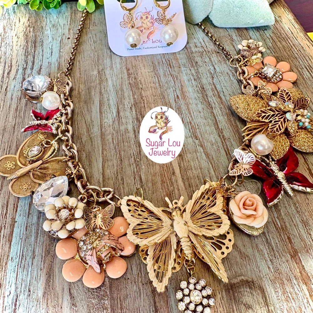 “SUGAR LOU”Butterfly Statement Necklace in Peach and Cream w/matching earrings!